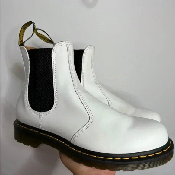 Dr. Martens Shoes - DR. MARTENS SMOOTH LEATHER PLATFORM
CHELSEA BOOTS WHITE SIZE 9